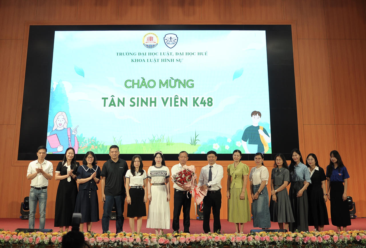 VPĐD Báo PLVN tại Đà Nẵng trao học bổng, 'tiếp sức' tân sinh viên Khoa Luật Hình sự