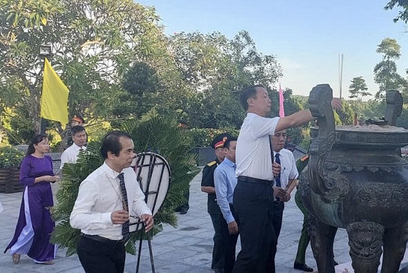Lãnh đạo TP Huế dâng hương các anh hùng liệt sĩ nhân kỷ niệm 79 năm ngày Quốc khánh