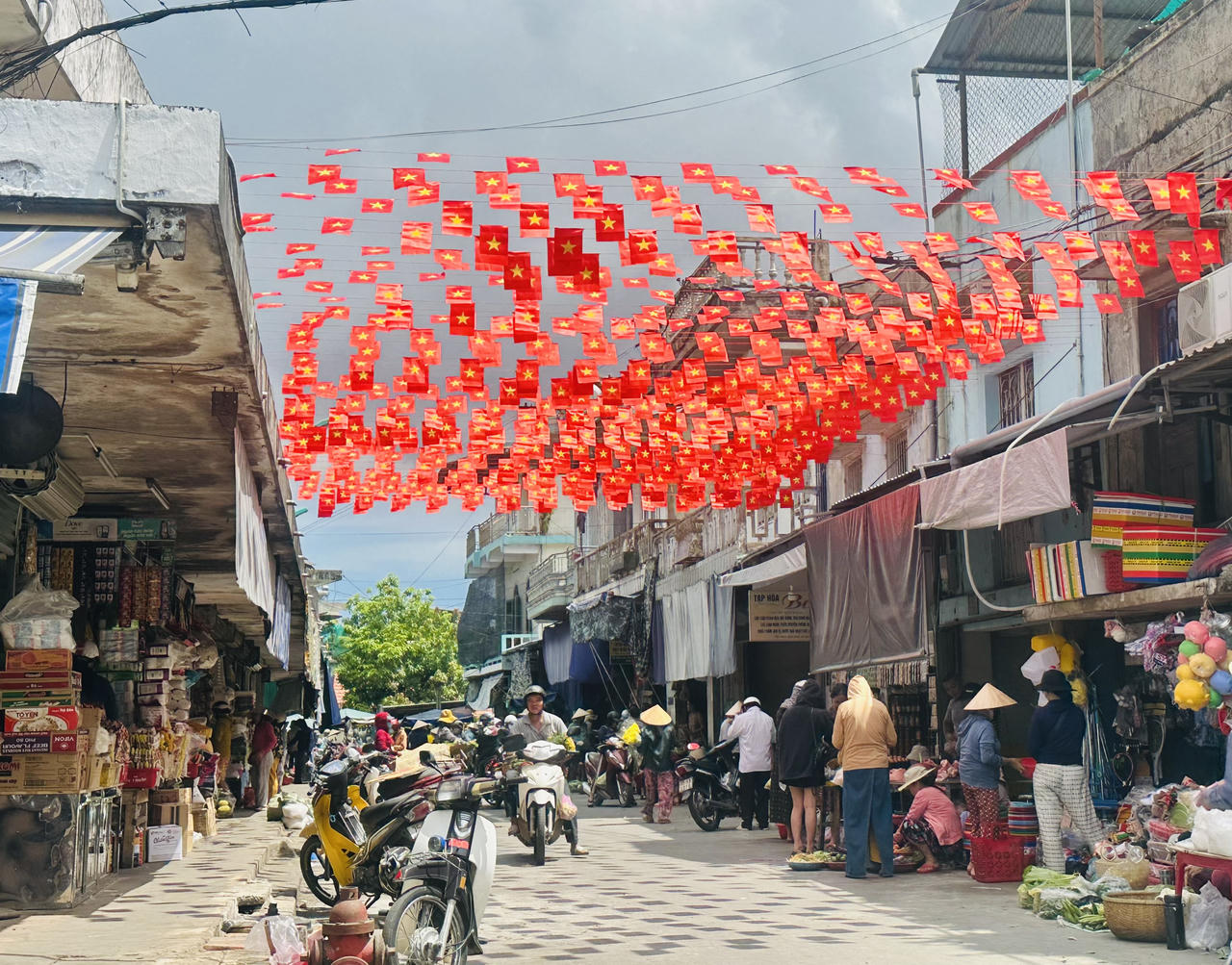 Cố đô Huế rực rỡ cờ đỏ sao vàng chào mừng Quốc Khánh 2/9