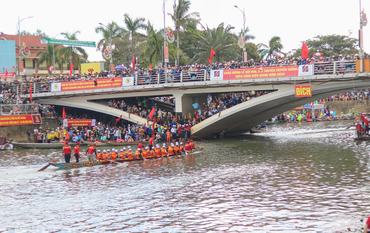 Sông Kiến Giang 'dậy sóng' mừng Tết Độc lập