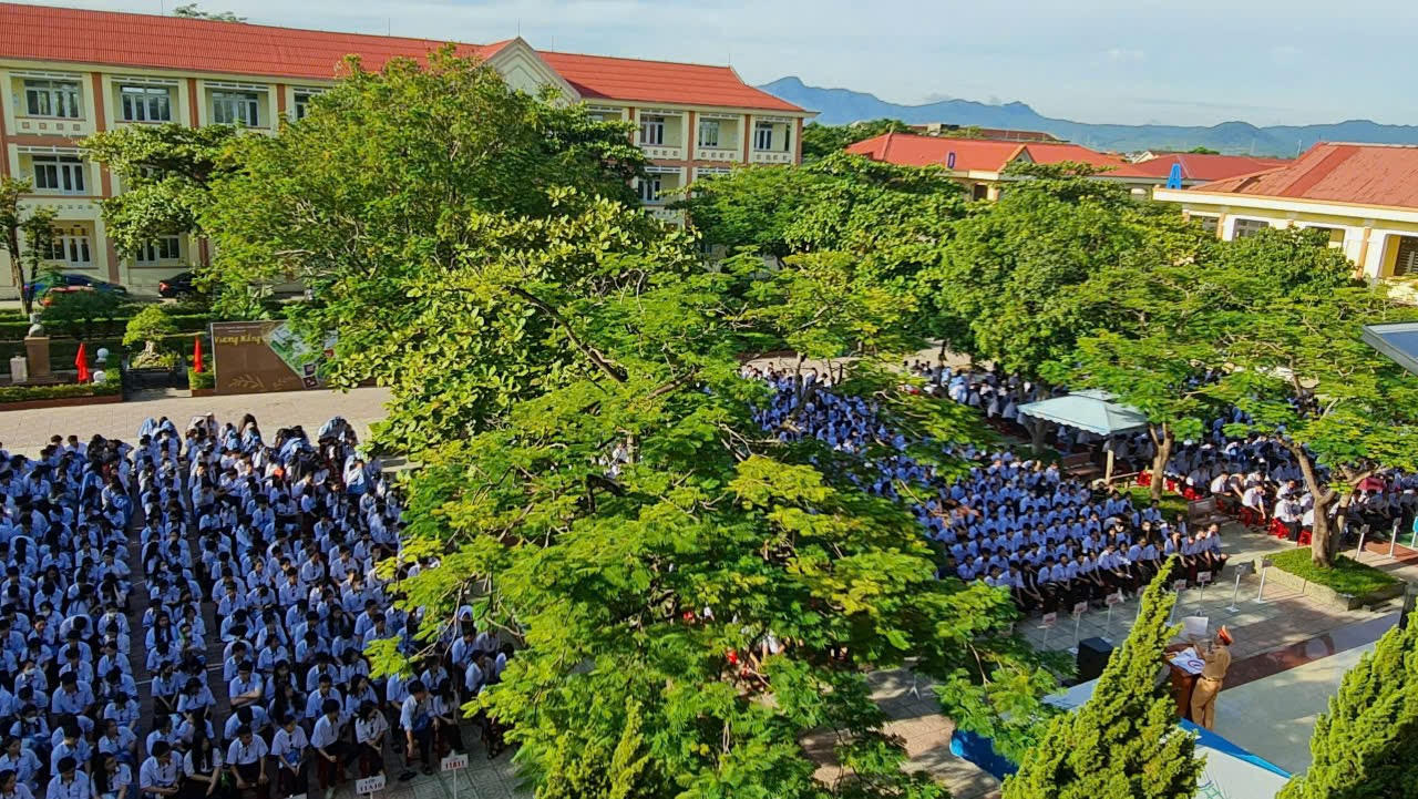 CSGT Quảng Bình phổ biến kiến thức về an toàn giao thông cho học sinh 