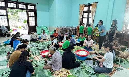 Người dân Quảng Trị gói bánh, làm ruốc sả gửi bà con miền Bắc