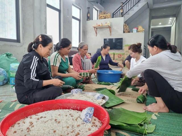 Người dân Quảng Trị gói bánh, làm ruốc sả gửi bà con miền Bắc