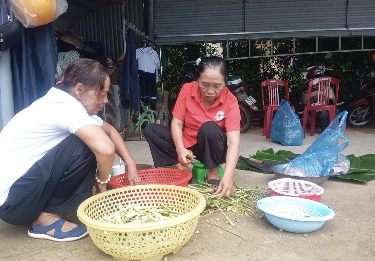 Người dân Quảng Trị gói bánh, làm ruốc sả gửi bà con miền Bắc