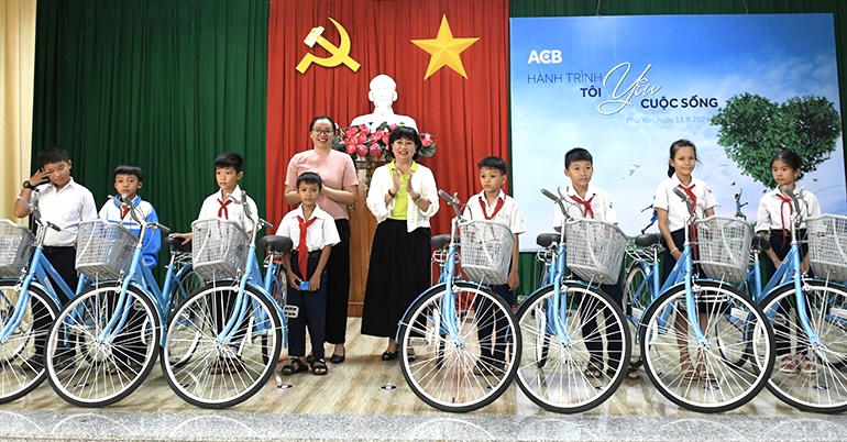 'Hành trình tôi yêu cuộc sống' của ACB mang yêu thương đến Phú Yên và Bình Định