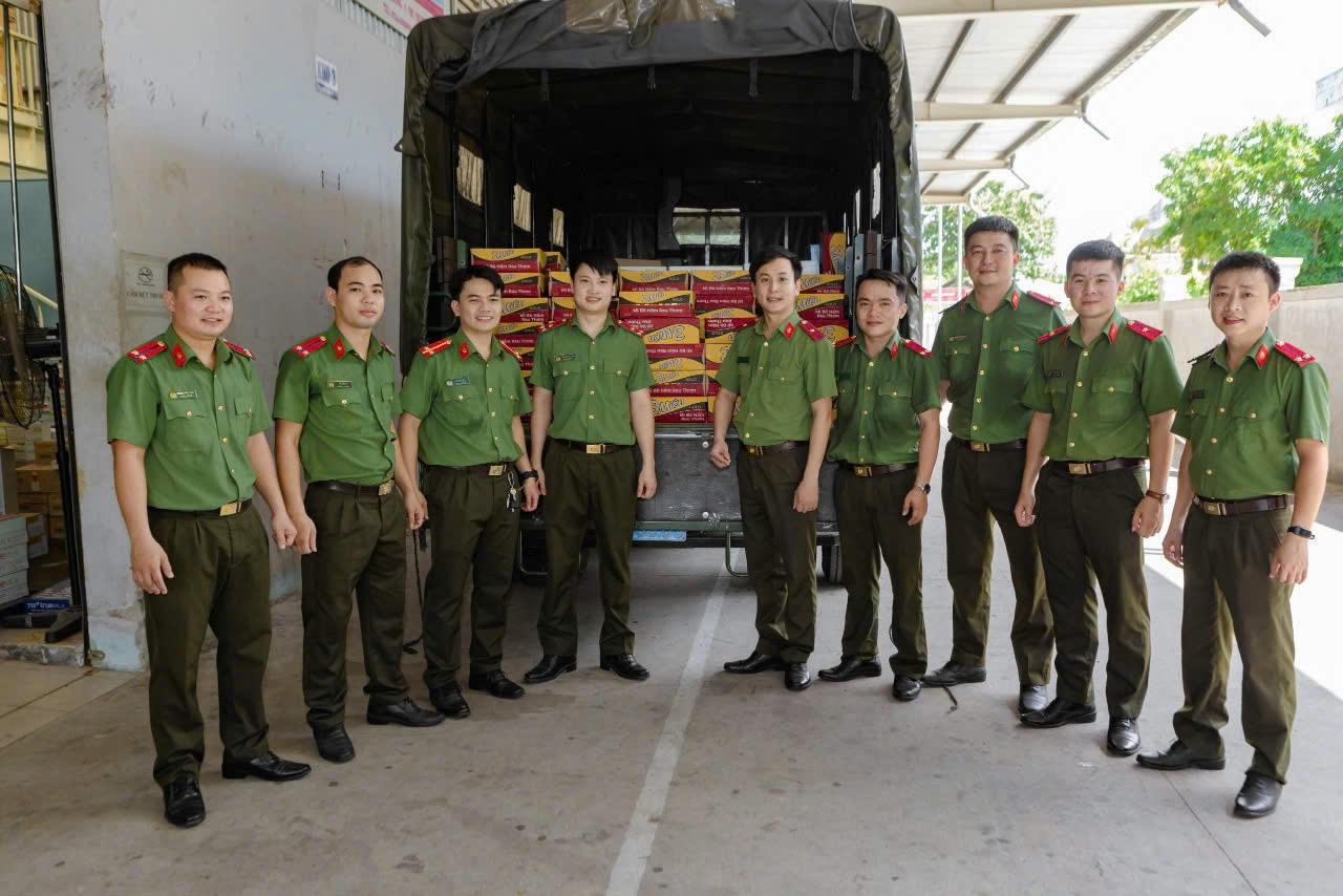 Công an Thừa Thiên Huế chung tay hỗ trợ đồng bào và đồng nghiệp khắc phục hậu quả bão lũ