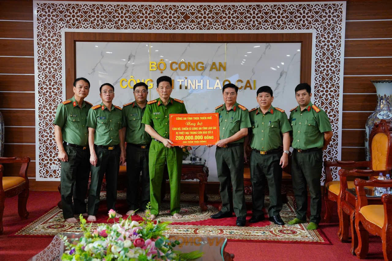 Công an Thừa Thiên Huế chung tay hỗ trợ đồng bào và đồng nghiệp khắc phục hậu quả bão lũ
