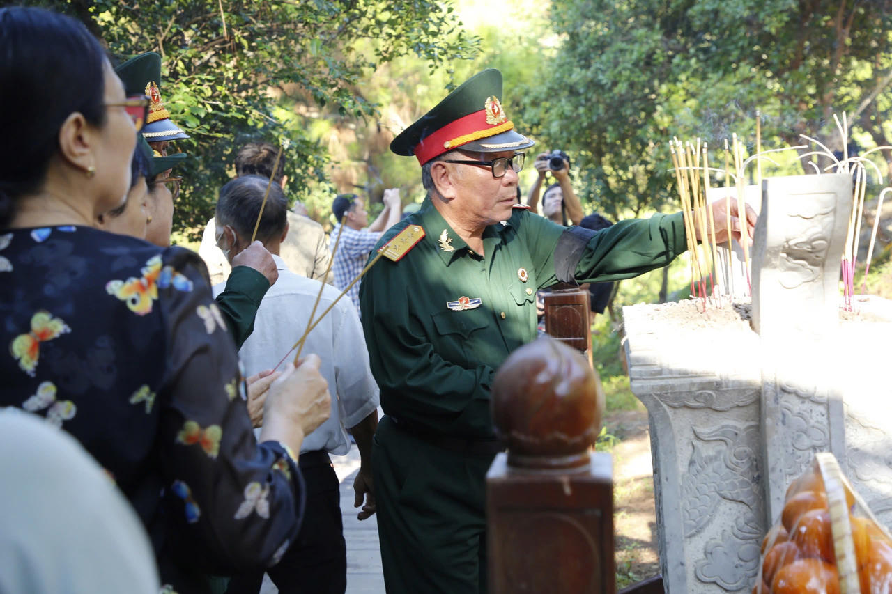 Bà Đặng Bích Hà đã an nghỉ bên Đại tướng Võ Nguyên Giáp tại Vũng Chùa - Đảo Yến