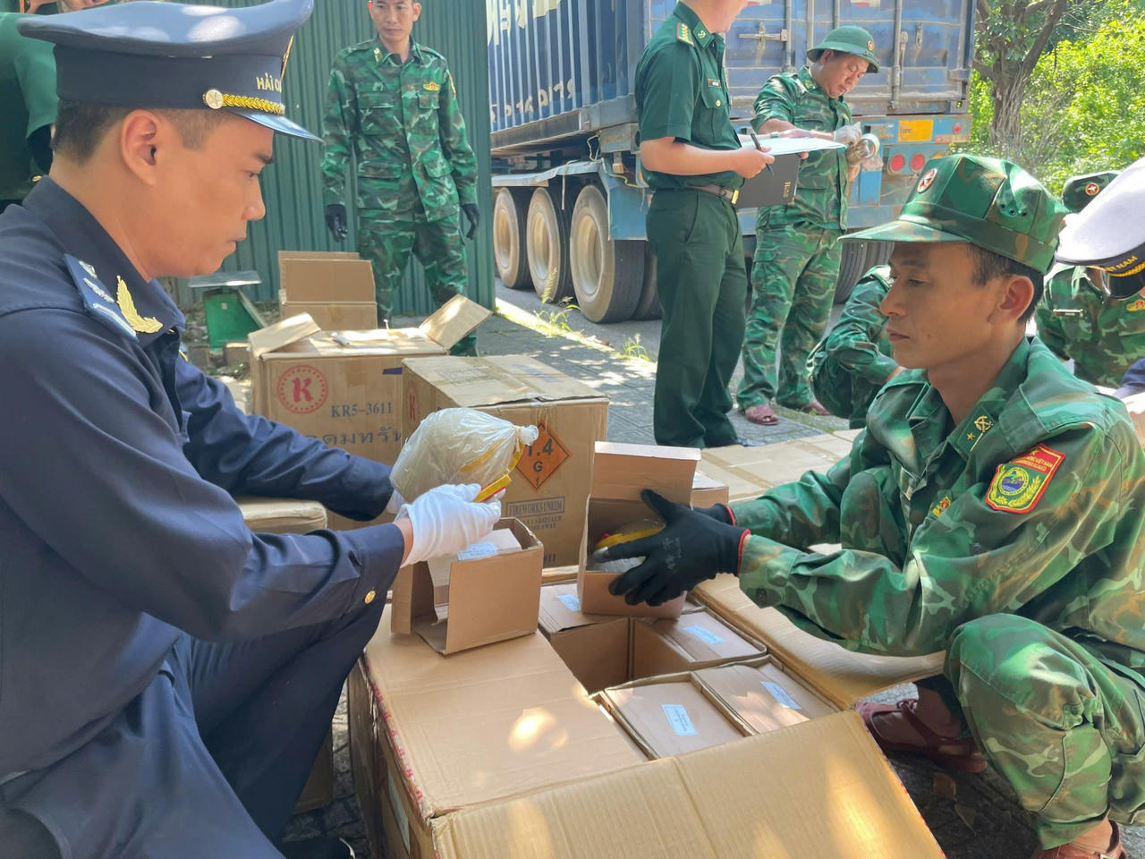 Bắt giữ đối tượng vận chuyển hơn 5,5 tạ pháo từ Lào về Việt Nam tiêu thụ