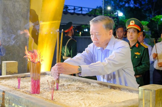Tổng Bí thư, Chủ tịch nước Tô Lâm dâng hương tưởng nhớ các anh hùng liệt sĩ tại Quảng Trị