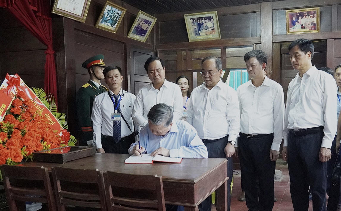 Tổng Bí thư, Chủ tịch nước Tô Lâm dâng hương tưởng nhớ các anh hùng liệt sĩ tại Quảng Trị