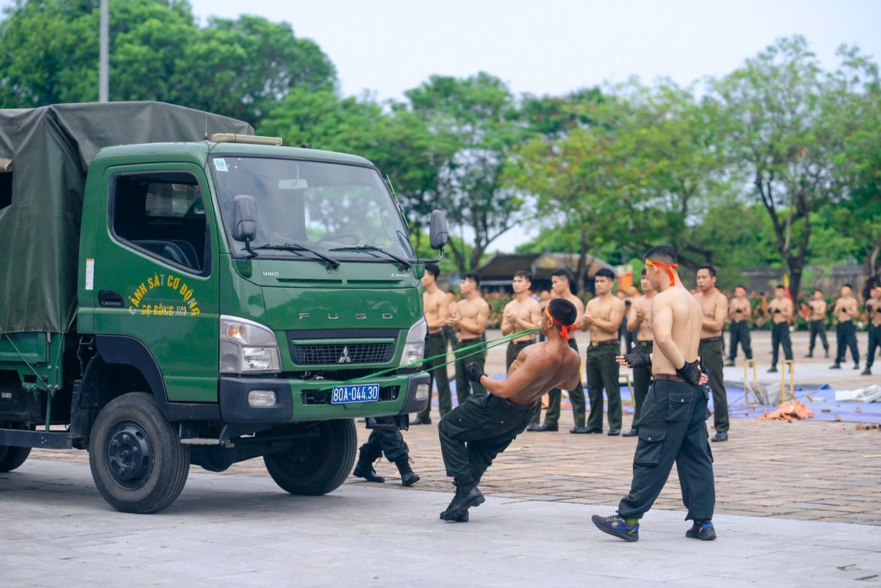Hàng ngàn chiến sĩ công an biểu diễn võ thuật, trấn áp tội phạm ở Thừa Thiên Huế