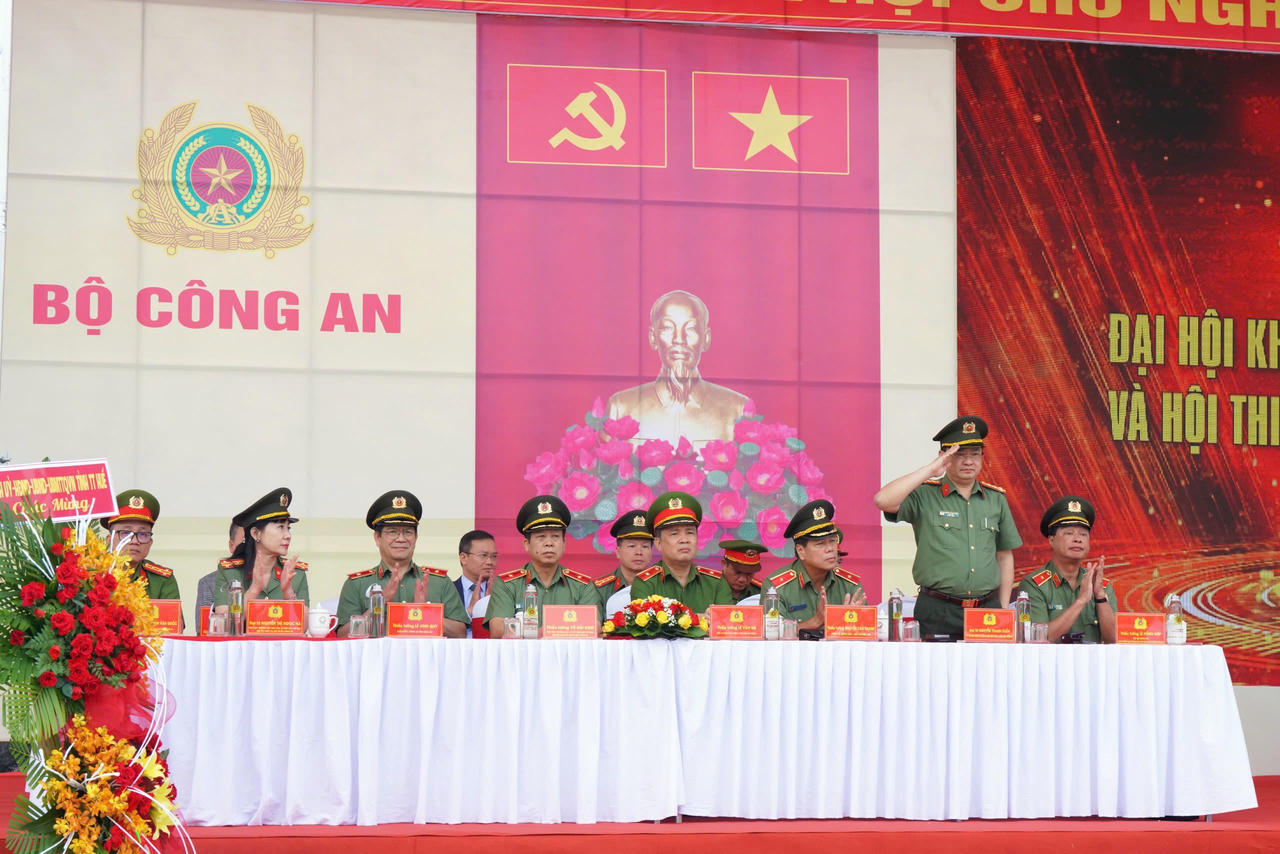 Hàng ngàn chiến sĩ công an biểu diễn võ thuật, trấn áp tội phạm ở Thừa Thiên Huế