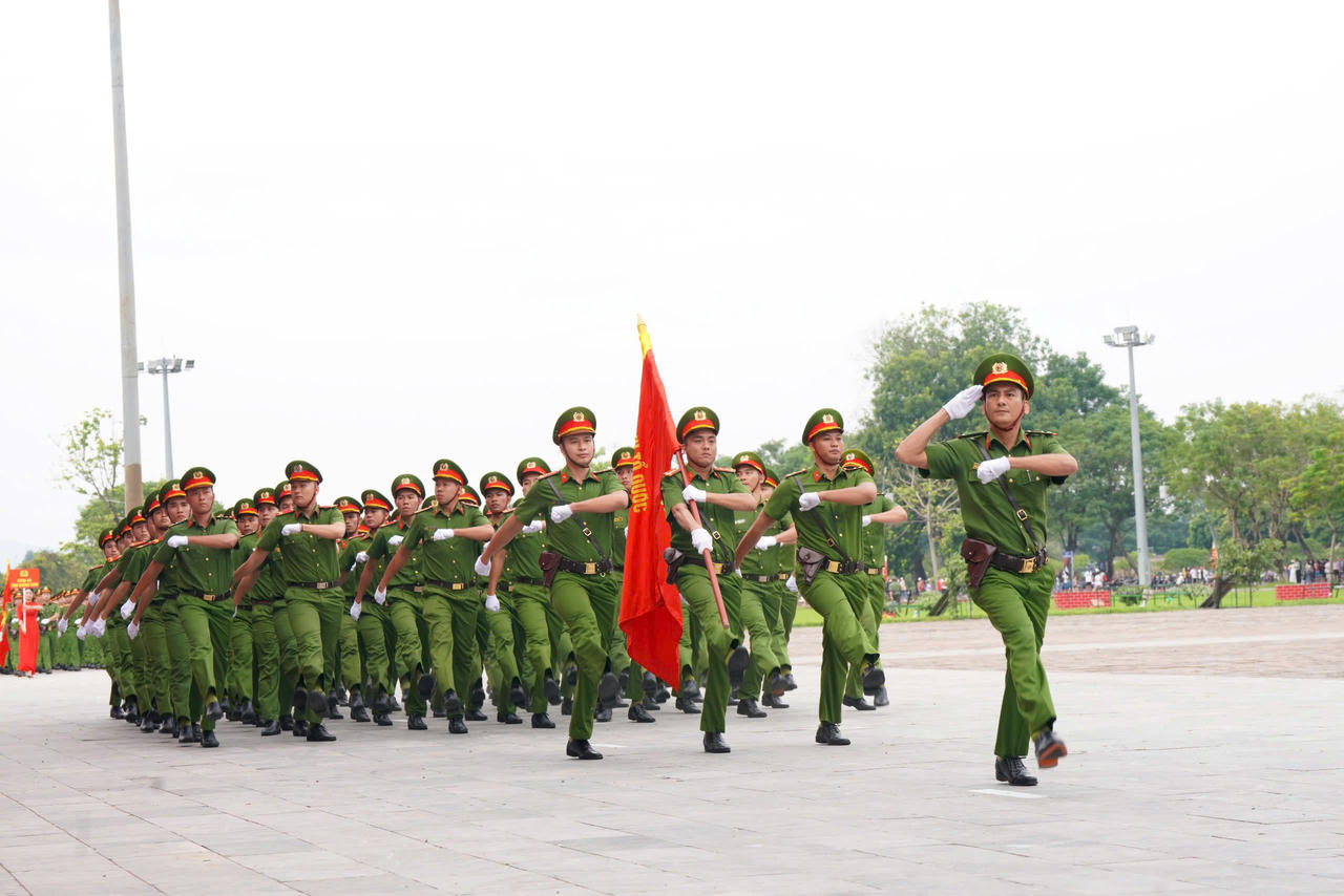 Hàng ngàn chiến sĩ công an biểu diễn võ thuật, trấn áp tội phạm ở Thừa Thiên Huế