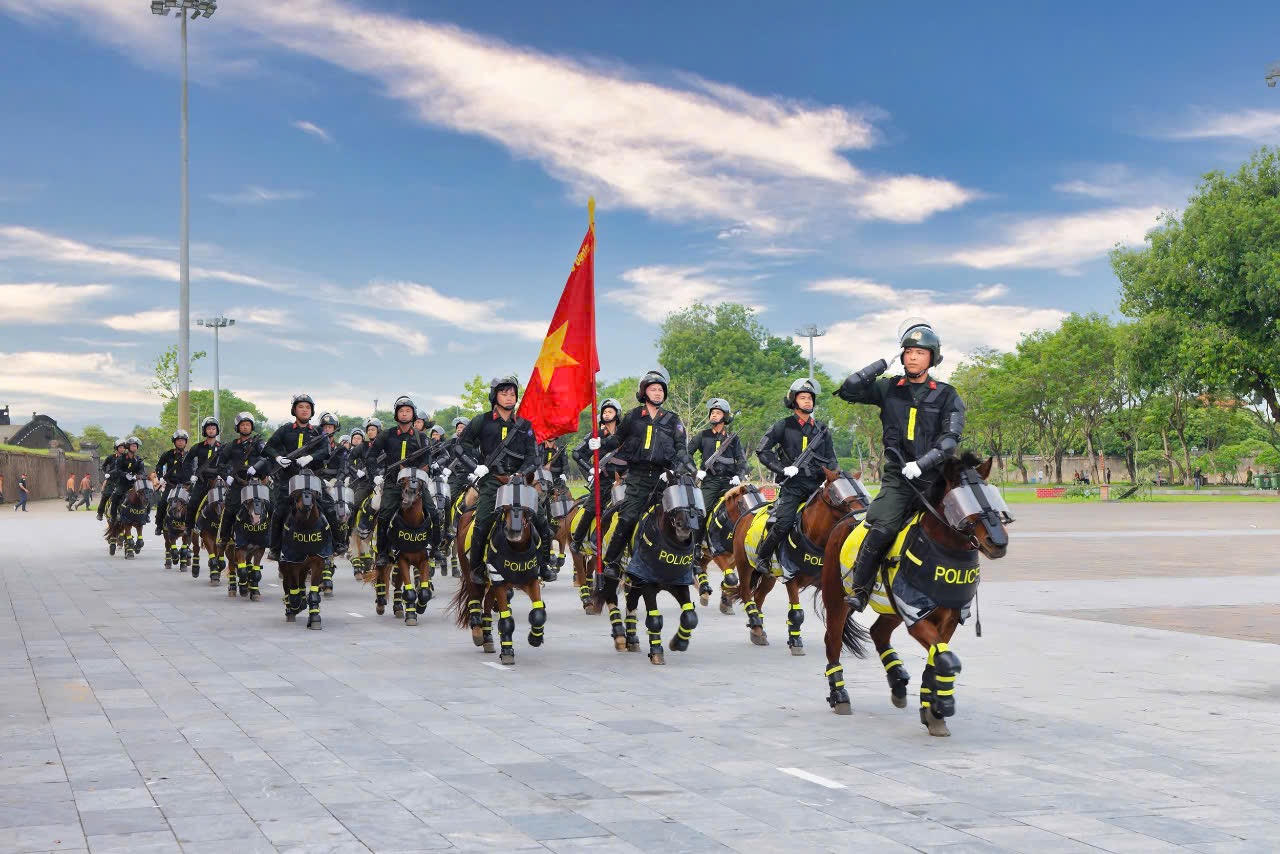 Hàng ngàn chiến sĩ công an biểu diễn võ thuật, trấn áp tội phạm ở Thừa Thiên Huế