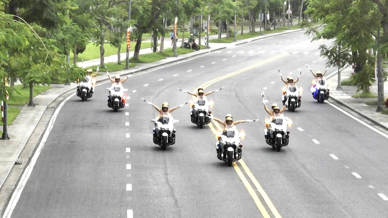 Hàng ngàn chiến sĩ công an biểu diễn võ thuật, trấn áp tội phạm ở Thừa Thiên Huế