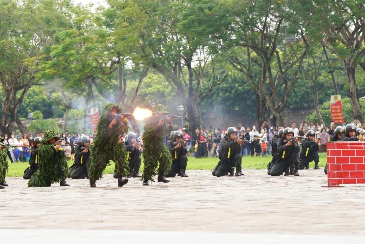 Hàng ngàn chiến sĩ công an biểu diễn võ thuật, trấn áp tội phạm ở Thừa Thiên Huế
