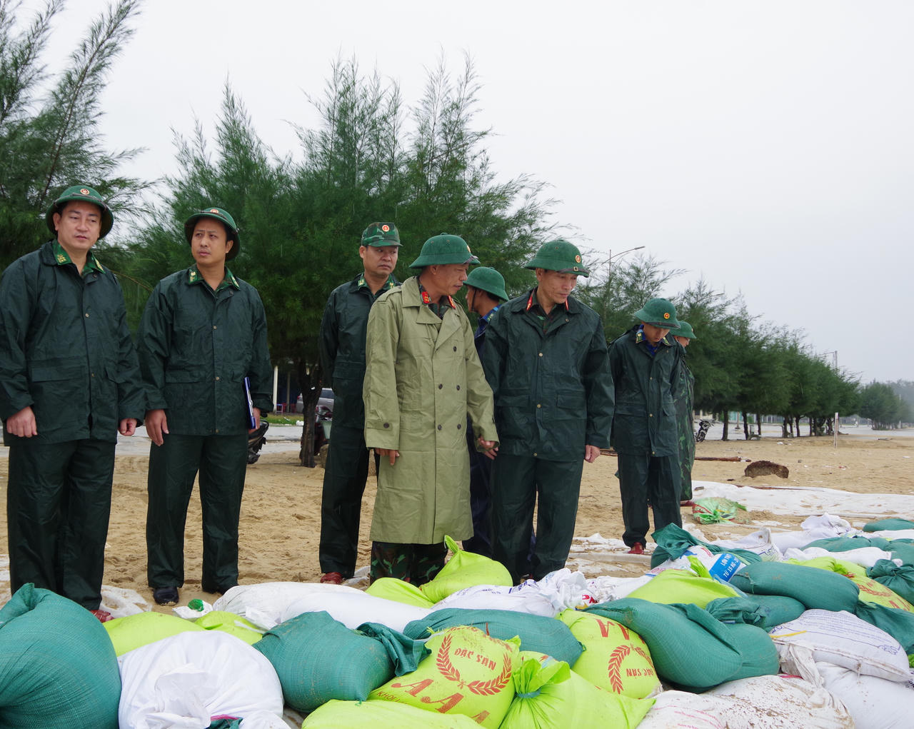 Hơn 200 cán bộ, chiến sĩ 'đội mưa' khắc phục sạt lở bờ biển tại Thừa Thiên Huế