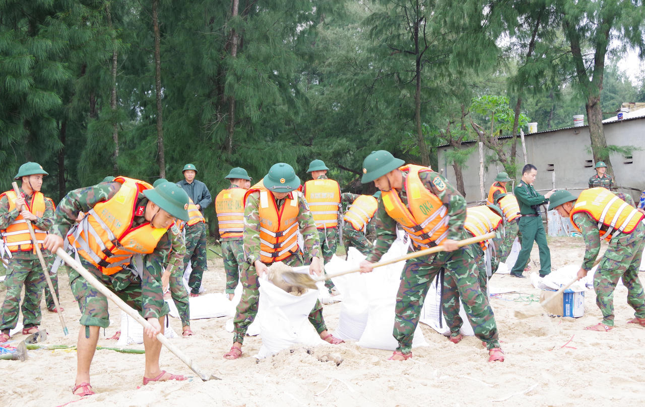 Hơn 200 cán bộ, chiến sĩ 'đội mưa' khắc phục sạt lở bờ biển tại Thừa Thiên Huế