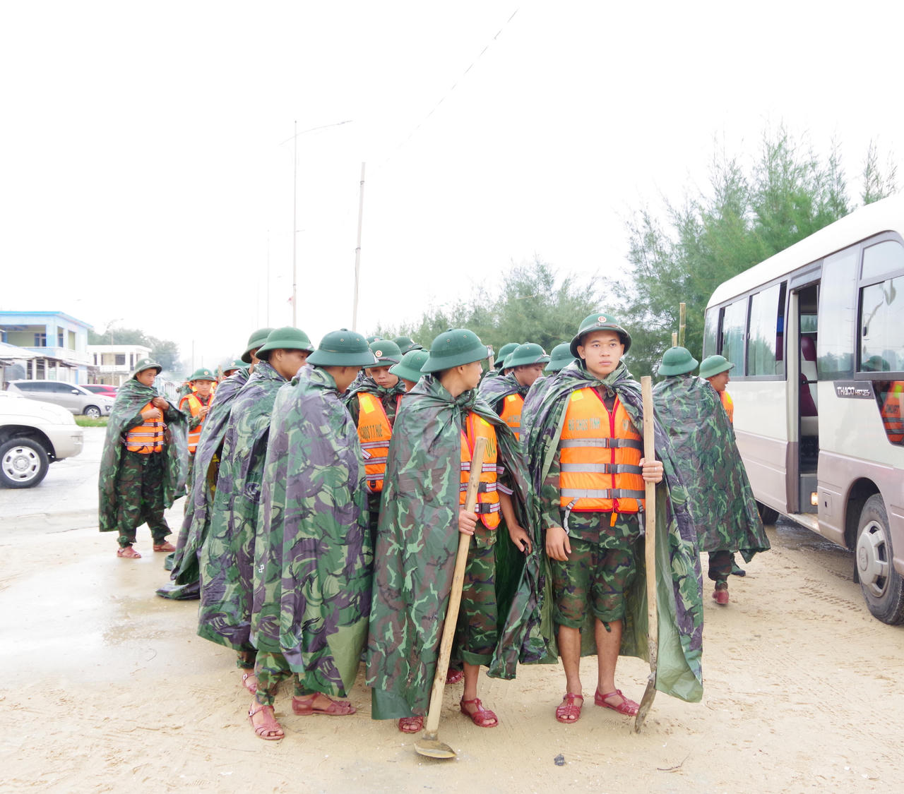 Hơn 200 cán bộ, chiến sĩ 'đội mưa' khắc phục sạt lở bờ biển tại Thừa Thiên Huế