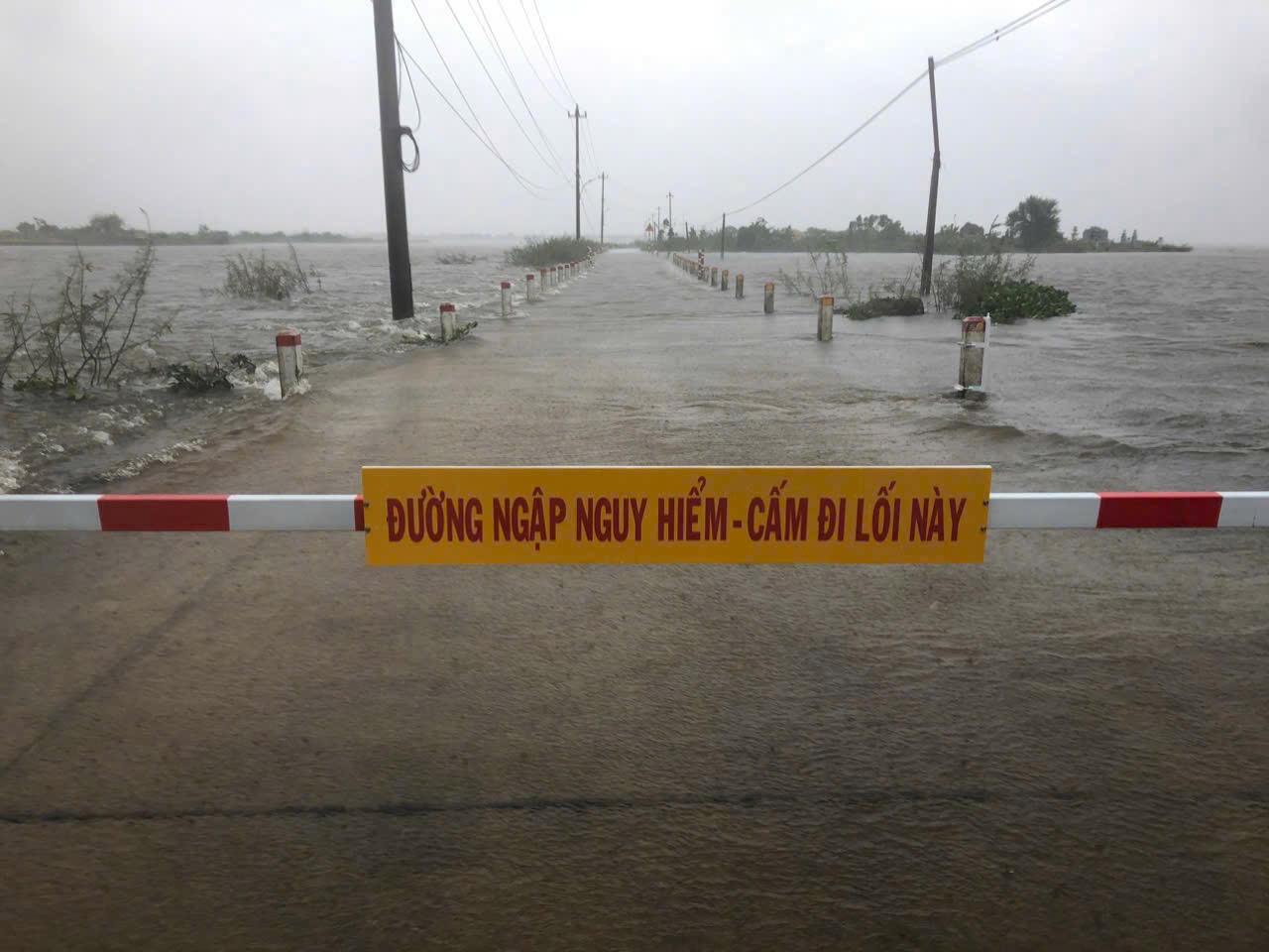 Thừa Thiên Huế: Nước biển dâng cao, nhiều tuyến đường bị ngập do bão số 6