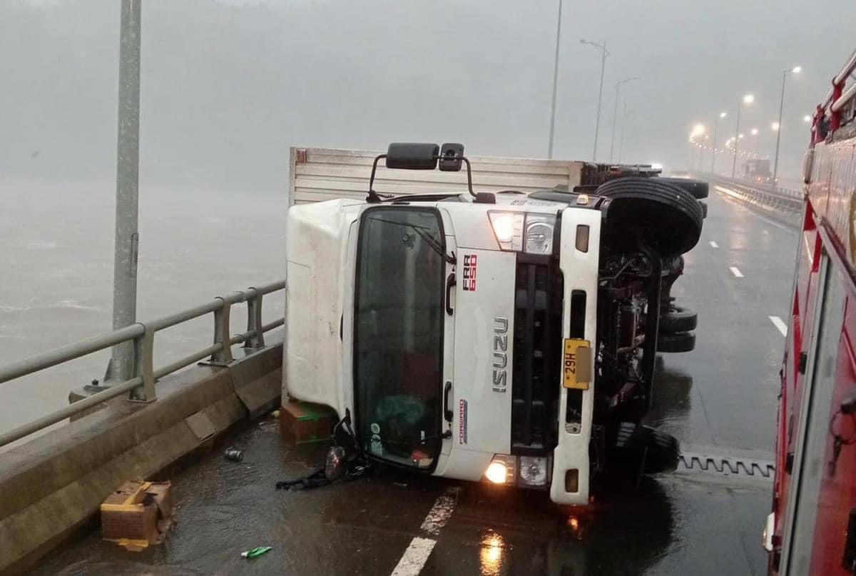 Thừa Thiên Huế: Nước biển dâng cao, nhiều tuyến đường bị ngập do bão số 6