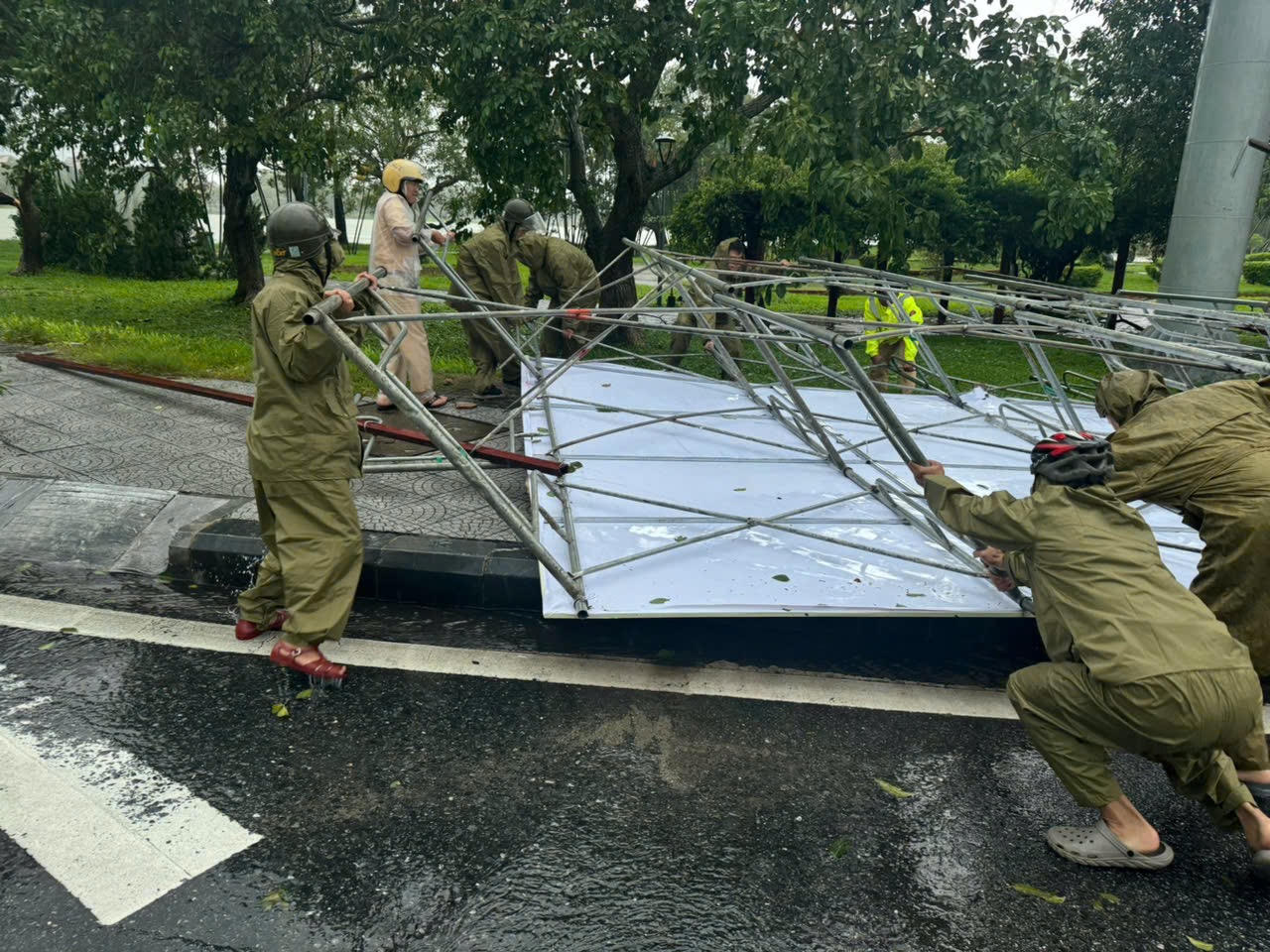 Thừa Thiên Huế: Nước biển dâng cao, nhiều tuyến đường bị ngập do bão số 6