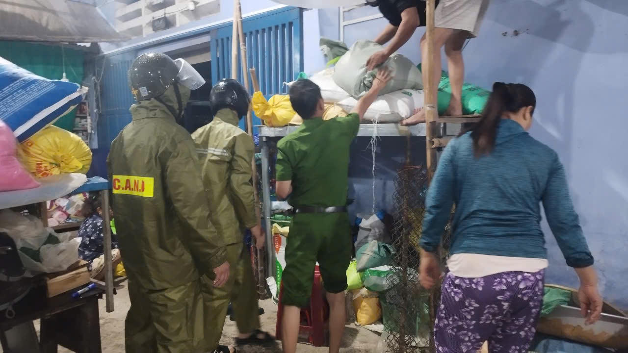 Thừa Thiên Huế: Nước biển dâng cao, nhiều tuyến đường bị ngập do bão số 6