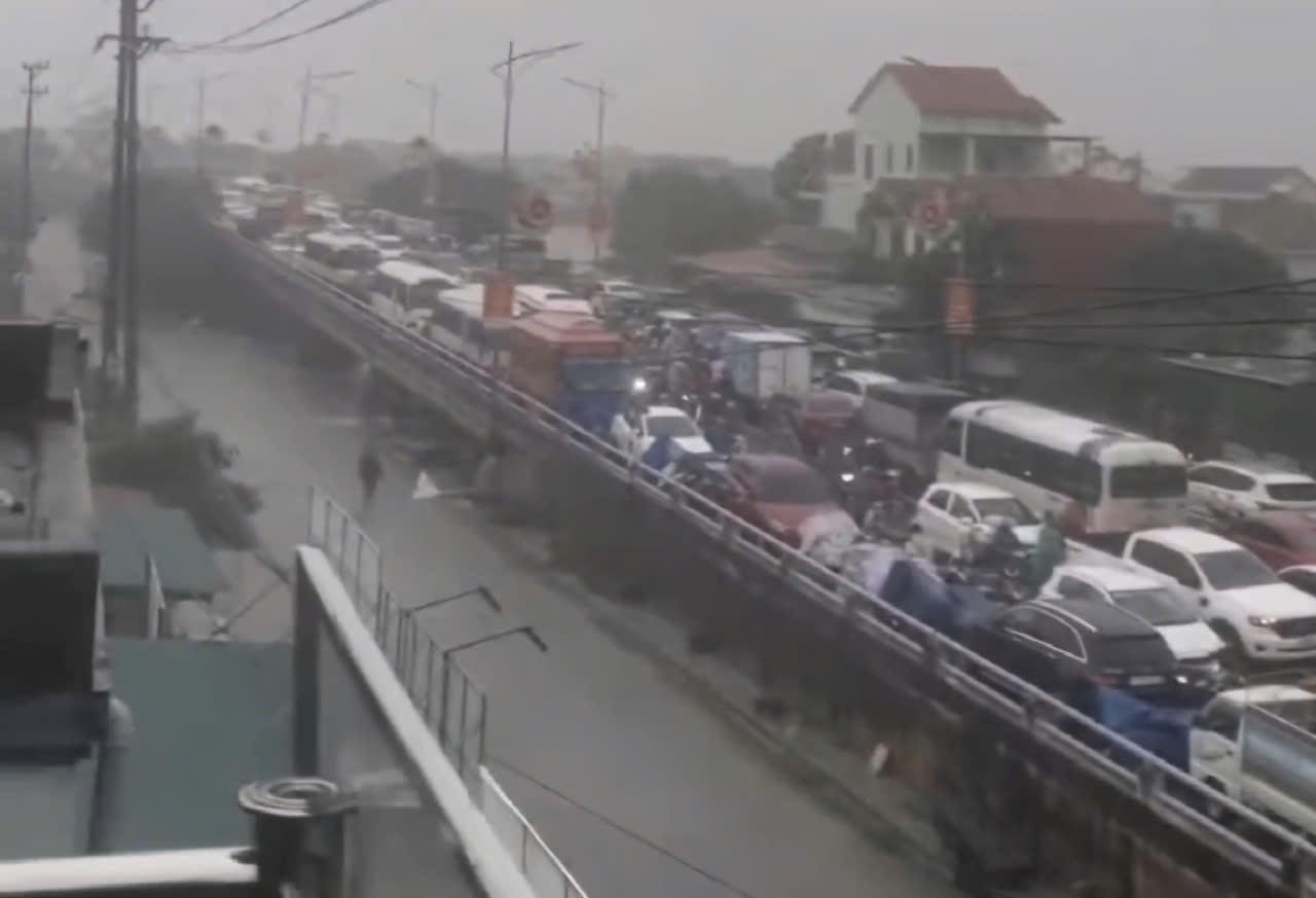 Hoàn lưu bão Trà Mi gây mưa lớn ở Quảng Bình, 1 người mất tích khi đi cứu hộ