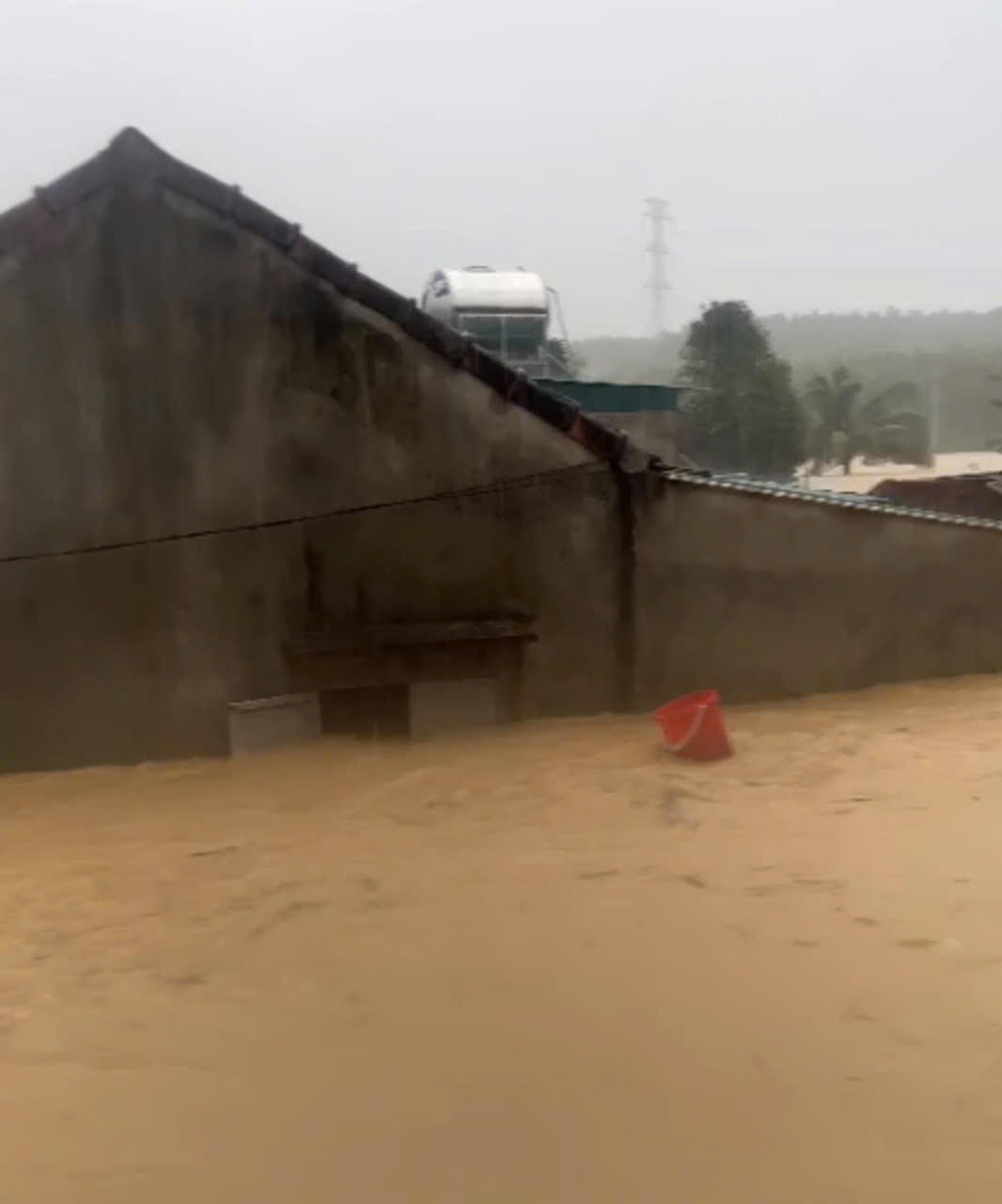 Hoàn lưu bão Trà Mi gây mưa lớn ở Quảng Bình, 1 người mất tích khi đi cứu hộ