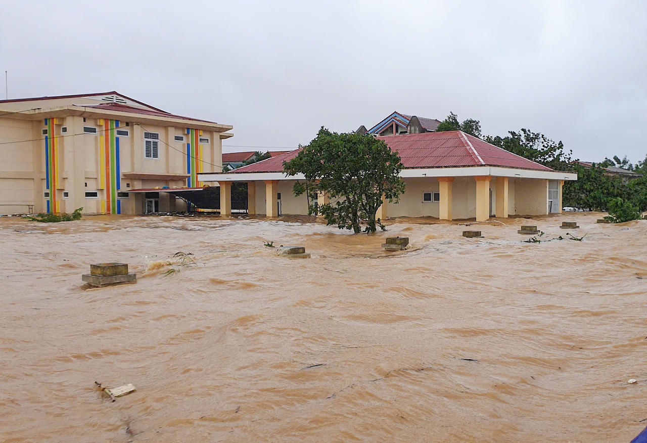 Mênh mông biển nước ở vùng ‘rốn lũ’ Quảng Bình