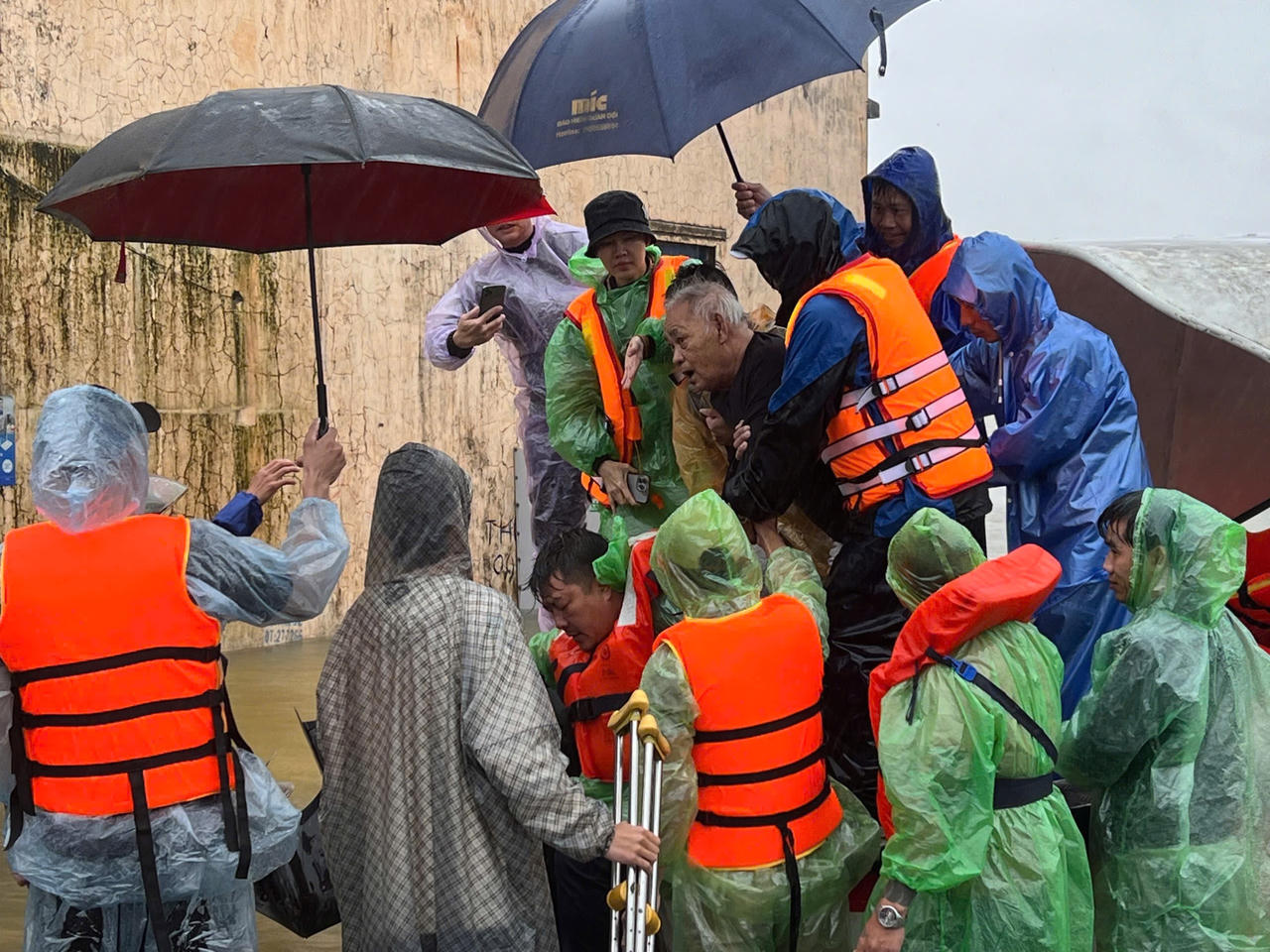 Mênh mông biển nước ở vùng ‘rốn lũ’ Quảng Bình