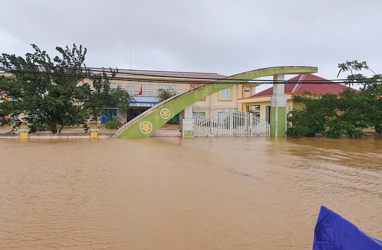 Mênh mông biển nước ở vùng ‘rốn lũ’ Quảng Bình