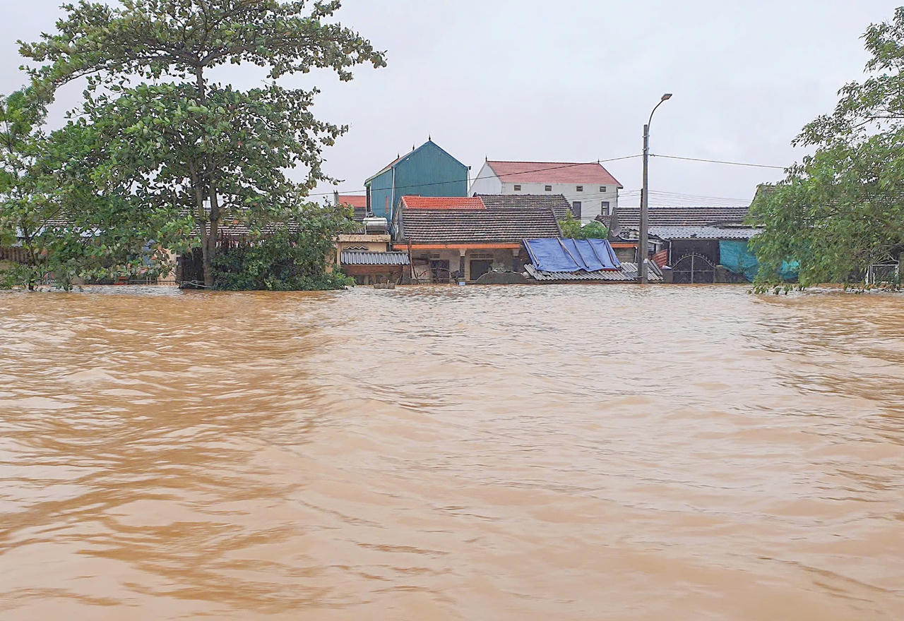 Mênh mông biển nước ở vùng ‘rốn lũ’ Quảng Bình