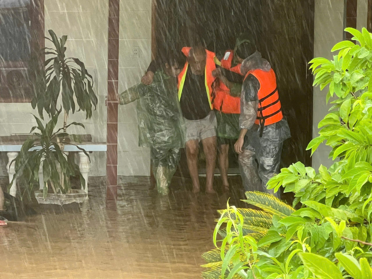 Mênh mông biển nước ở vùng ‘rốn lũ’ Quảng Bình