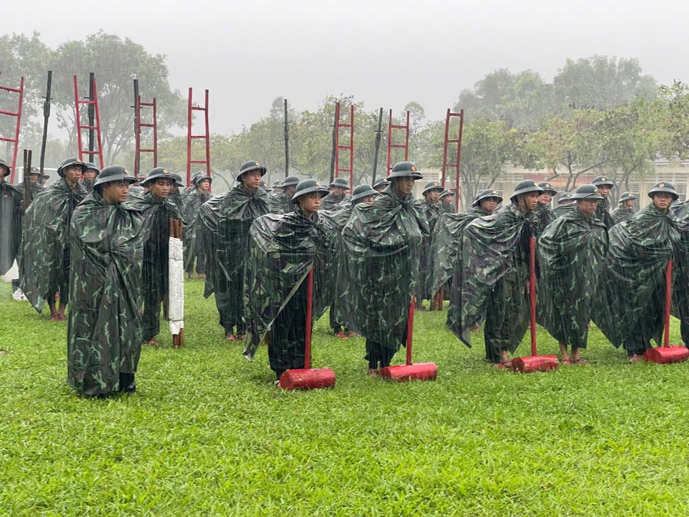 Bộ đội, dân quân tỉnh Thừa Thiên Huế giúp người dân khắc phục thiệt hại do bão lũ