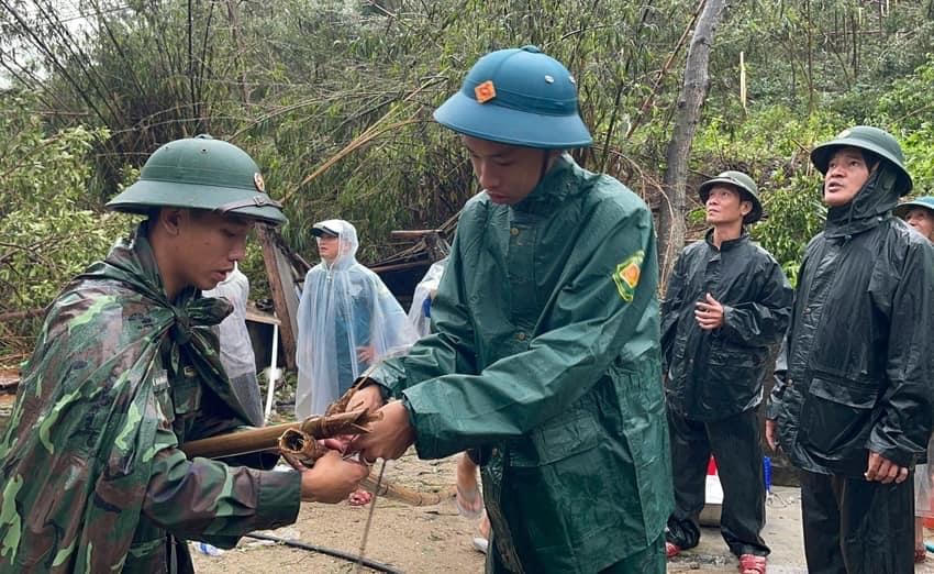 Bộ đội, dân quân tỉnh Thừa Thiên Huế giúp người dân khắc phục thiệt hại do bão lũ