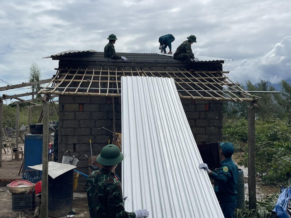 Bộ đội, dân quân tỉnh Thừa Thiên Huế giúp người dân khắc phục thiệt hại do bão lũ