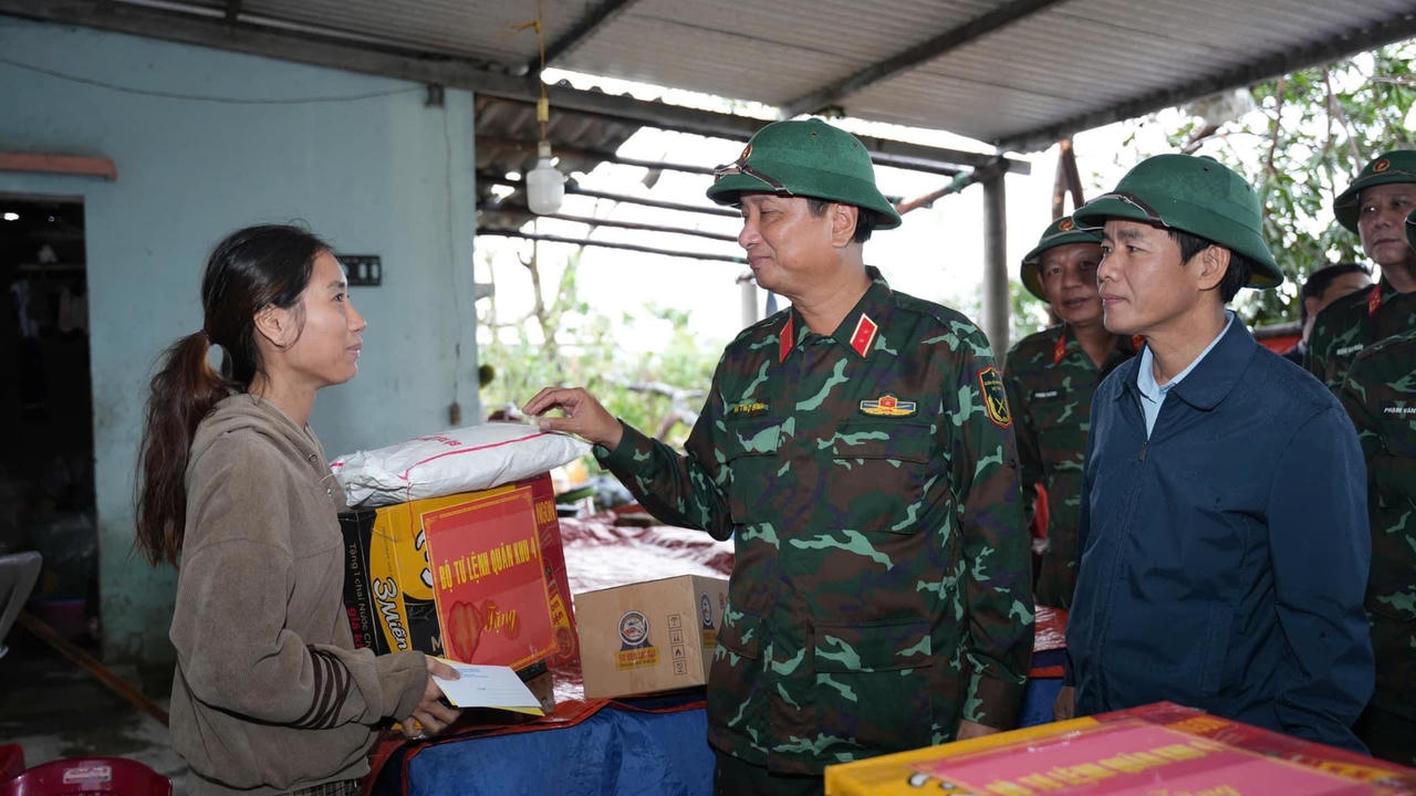 Bộ Tư lệnh Quân khu 4 tặng quà người dân bị ảnh hưởng bão số 6 tại Thừa Thiên Huế