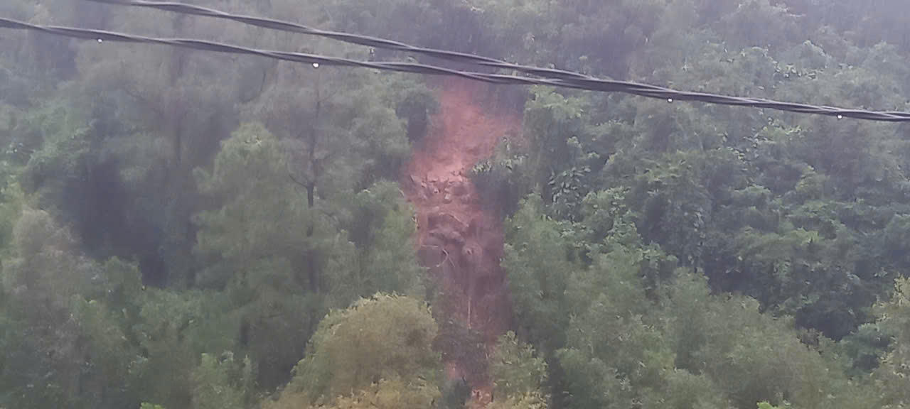 Di dời khẩn cấp hàng chục hộ dân ra khỏi khu vực nguy cơ sạt lở 