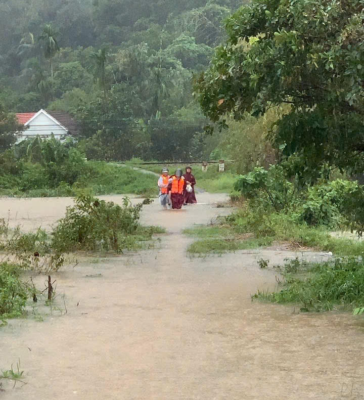 Di dời khẩn cấp hàng chục hộ dân ra khỏi khu vực nguy cơ sạt lở 
