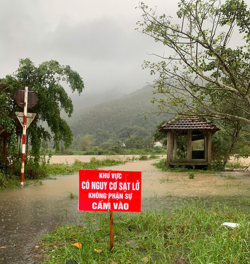 Di dời khẩn cấp hàng chục hộ dân ra khỏi khu vực nguy cơ sạt lở 