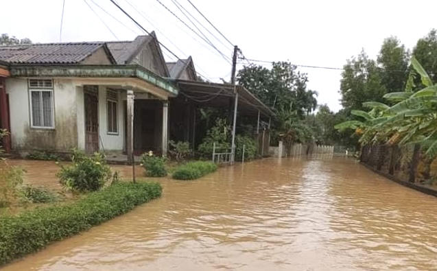 Mưa lớn gây ngập nhiều nơi, lốc xoáy làm tốc mái nhà dân Hải Lăng