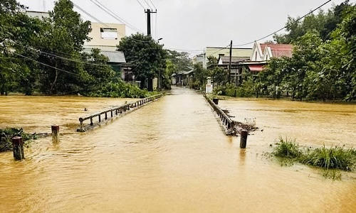 Mưa lớn gây ngập nhiều nơi, lốc xoáy làm tốc mái nhà dân Hải Lăng