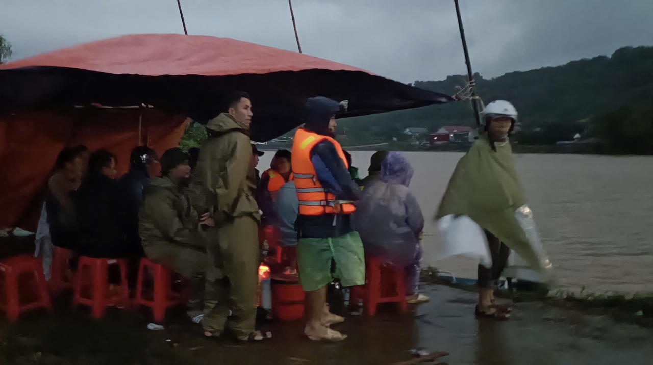 Trắng đêm dìm mình dưới sông trong mưa tìm người đàn ông mất tích 