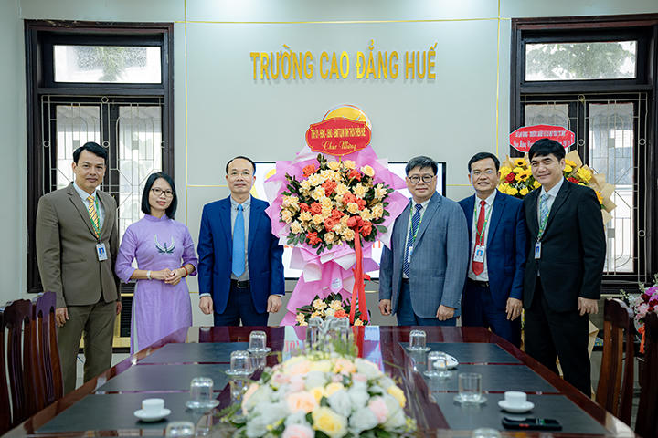 Lãnh đạo tỉnh Thừa Thiên Huế thăm, chúc mừng ngày Nhà giáo Việt Nam