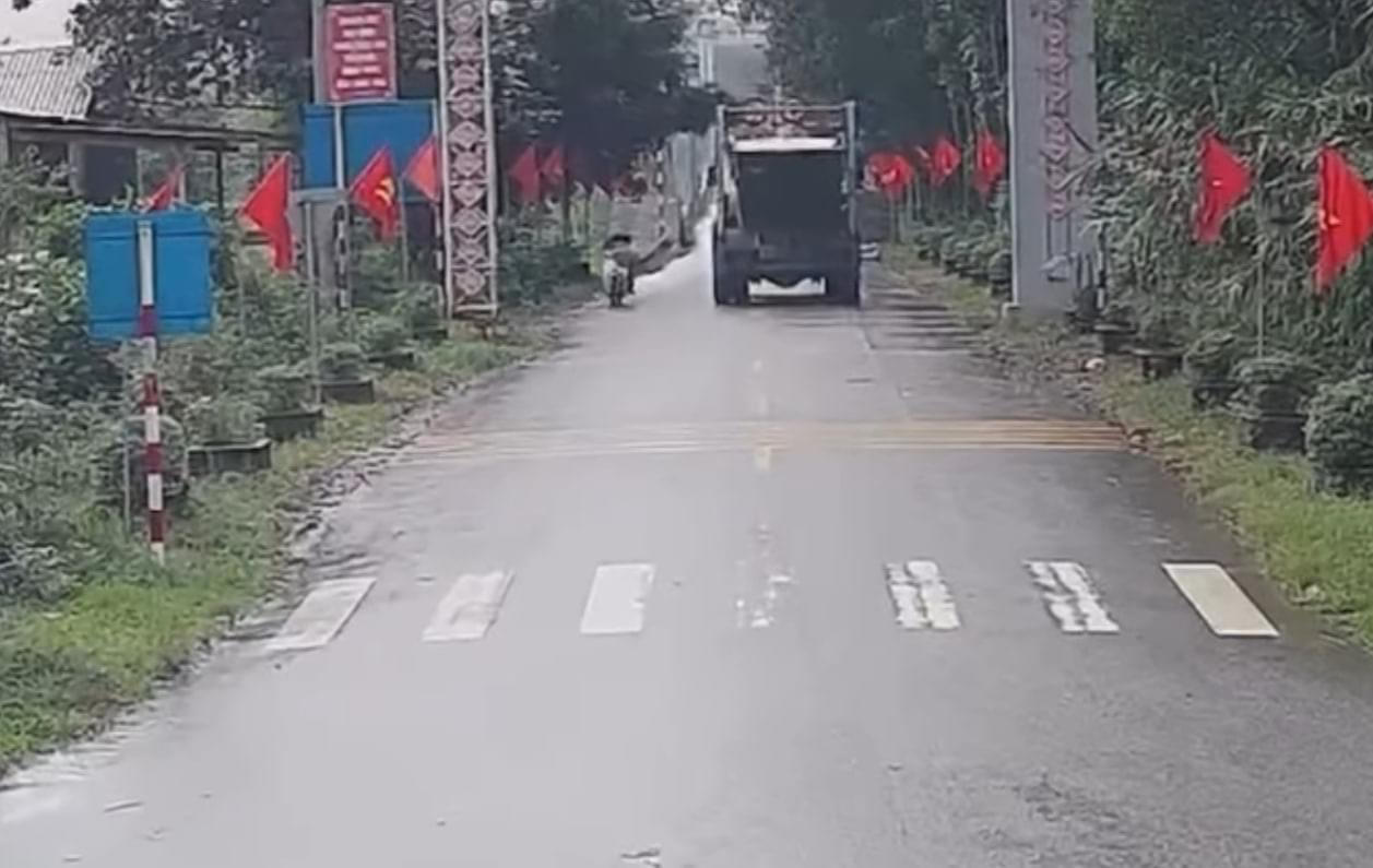 Tìm kiếm 2 nạn nhân rơi theo xe rác xuống sông