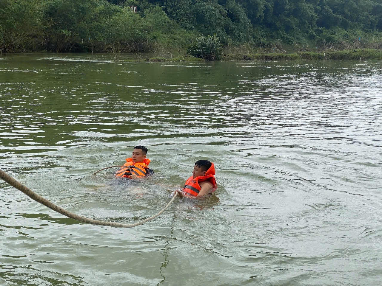 Tìm kiếm 2 nạn nhân rơi theo xe rác xuống sông