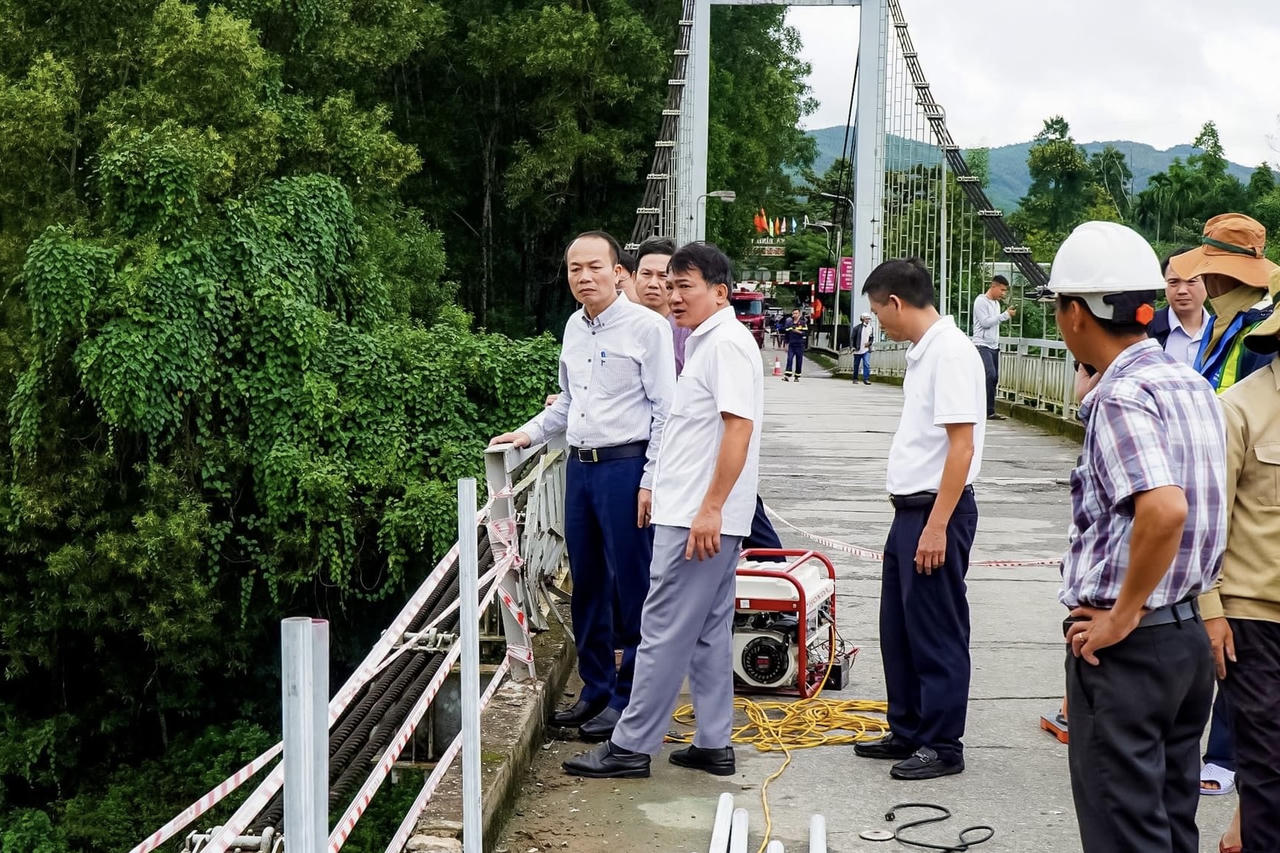 Tìm kiếm 2 nạn nhân rơi theo xe rác xuống sông