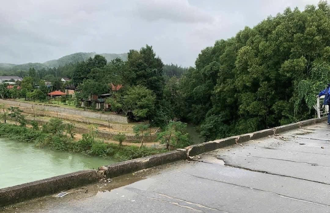 Tìm kiếm 2 nạn nhân rơi theo xe rác xuống sông